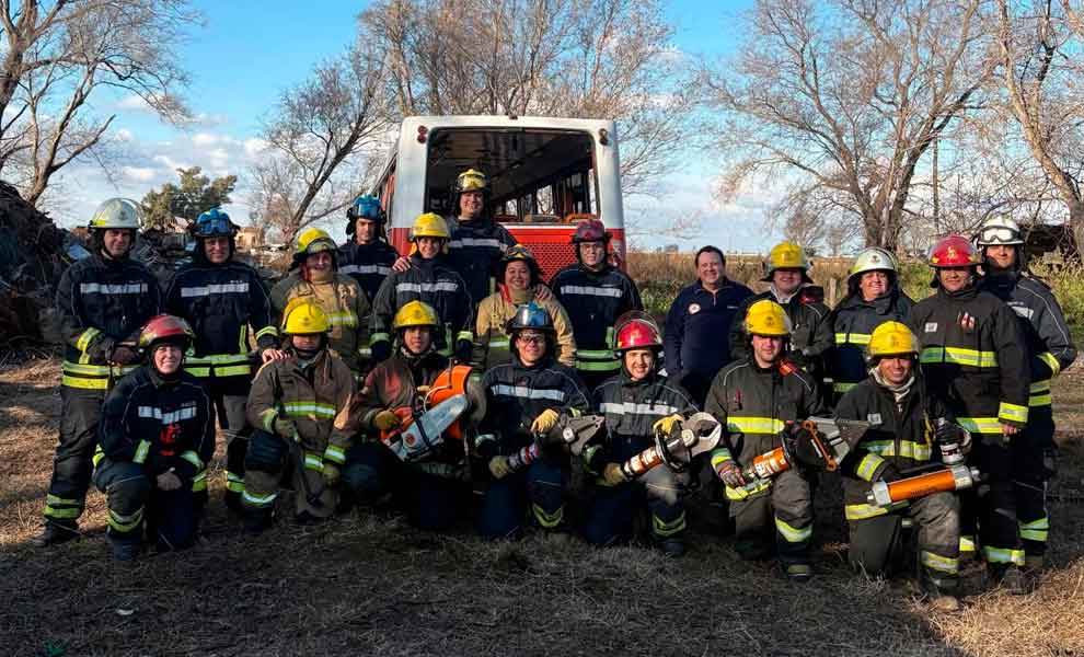 Bomberos se capacitaron en rescate vehicular en ómnibus