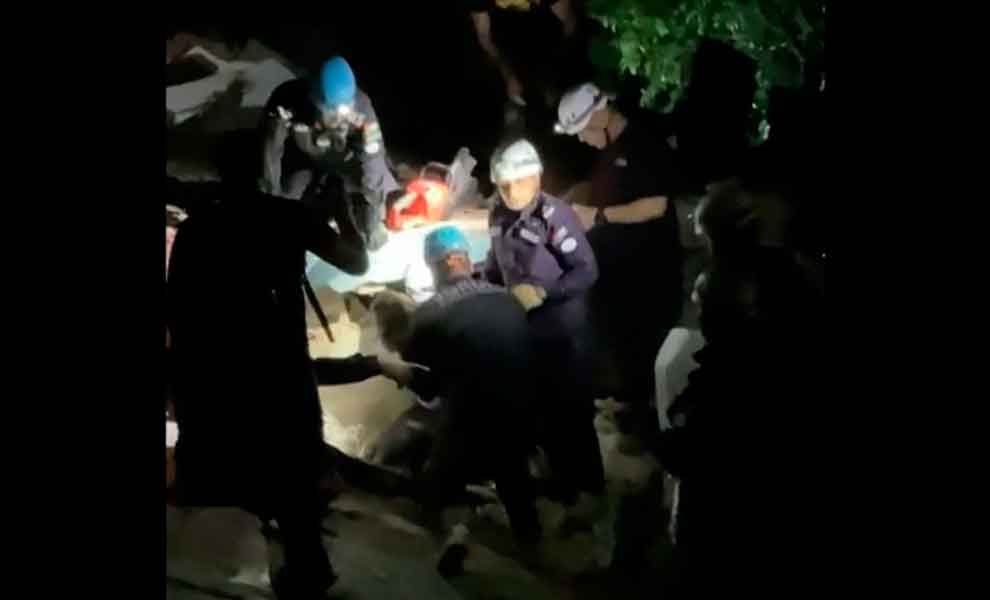 La Defensa Civil de Jordania rescató a un niño de tres años atrapado seis días