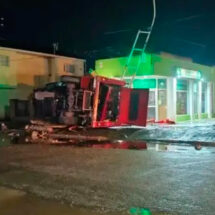 Una autobomba de la Unidad 24 volcó en Río Gallegos cuando acudía a una emergencia