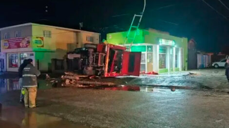 Una autobomba de la Unidad 24 volcó en Río Gallegos cuando acudía a una emergencia