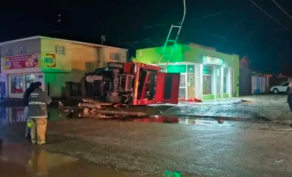 Una autobomba de la Unidad 24 volcó en Río Gallegos cuando acudía a una emergencia