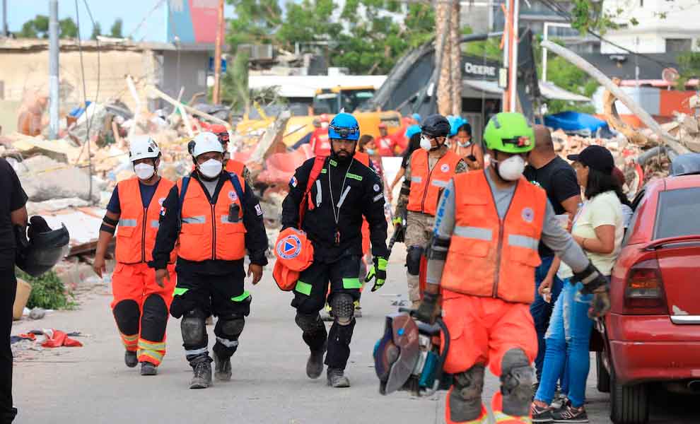 Bomberos de Panamá operan bajo turnos de 12 horas en estructuras colapsadas