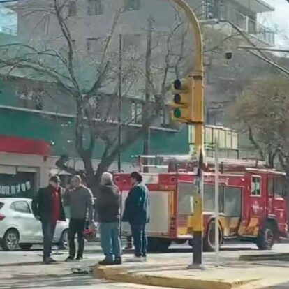 Un automóvil colisionó contra una autobomba que se dirigía a una emergencia
