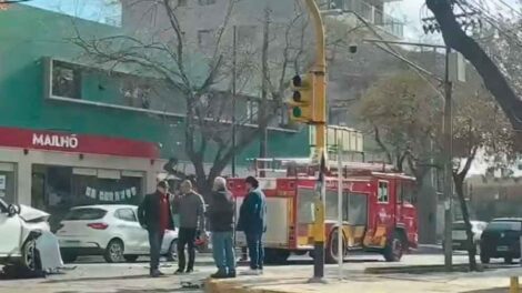 Un automóvil colisionó contra una autobomba que se dirigía a una emergencia
