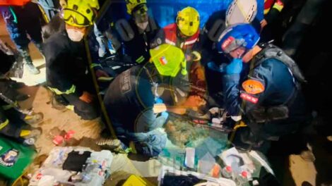Bomberos de Chile rescatan a un sobreviviente tras ocho días bajo los escombros