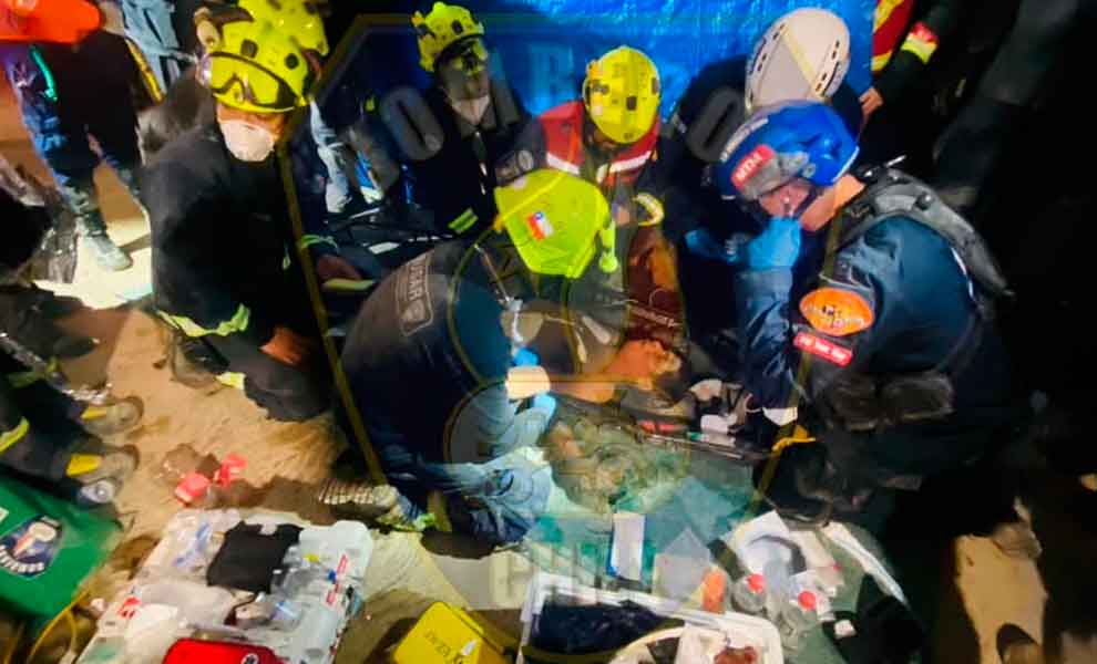 Bomberos de Chile rescatan a un sobreviviente tras ocho días bajo los escombros