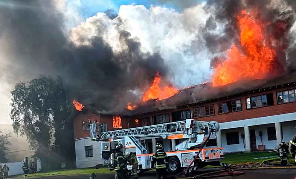 El combate del siniestro en un recinto militar dejó cinco bomberos lesionados