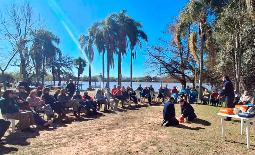 Bomberos de Escobar dictaron un taller de RCP y primeros auxilios en el Club de Remo