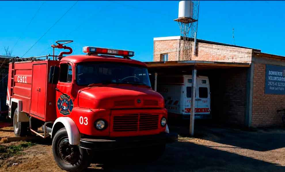 Bomberos lanzaron una campaña solidaria para reparar su primera autobomba