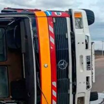 Un camión de Bomberos volcó en San Martín cuando se desplazaba hacia una emergencia
