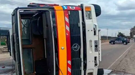 Un camión de Bomberos volcó en San Martín cuando se desplazaba hacia una emergencia