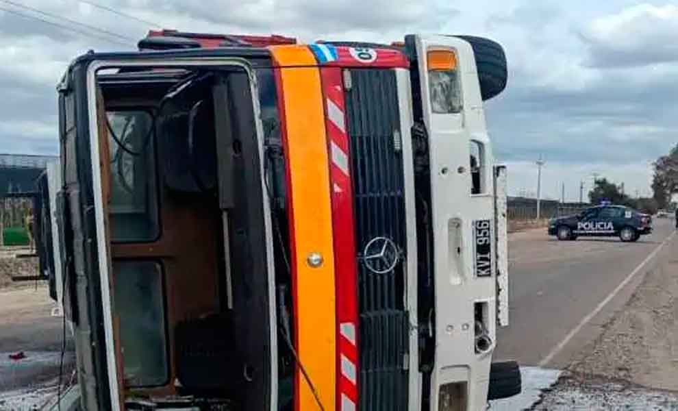Un camión de Bomberos volcó en San Martín cuando se desplazaba hacia una emergencia