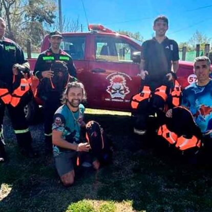 Donan chalecos de rescate acuático a Bomberos voluntarios