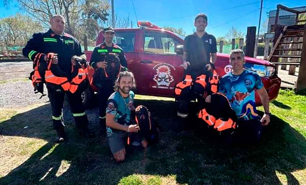 Donan chalecos de rescate acuático a Bomberos voluntarios