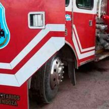 Un incendio destruyó una vivienda y los bomberos debieron retirarse tras ser atacados