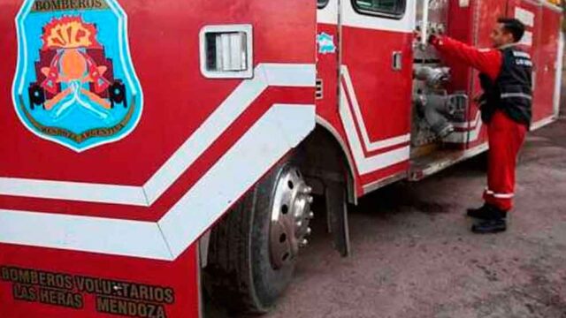 Un incendio destruyó una vivienda y los bomberos debieron retirarse tras ser atacados