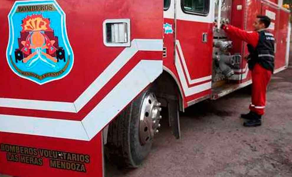 Un incendio destruyó una vivienda y los bomberos debieron retirarse tras ser atacados