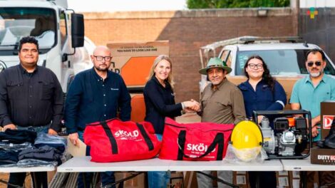 Donan equipo y uniformes especiales al Cuerpo de Bomberos de Minatitlán