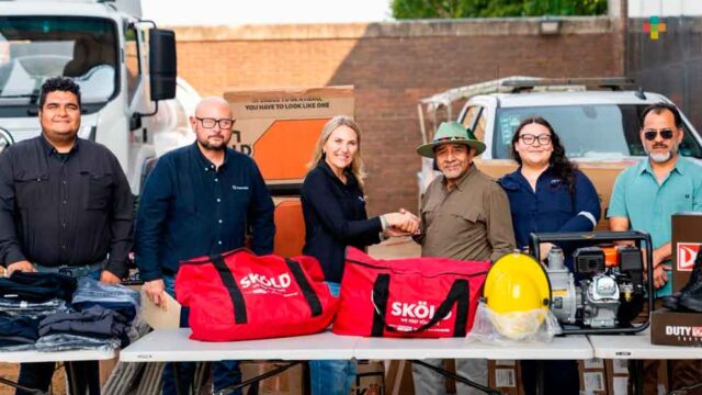 Donan equipo y uniformes especiales al Cuerpo de Bomberos de Minatitlán