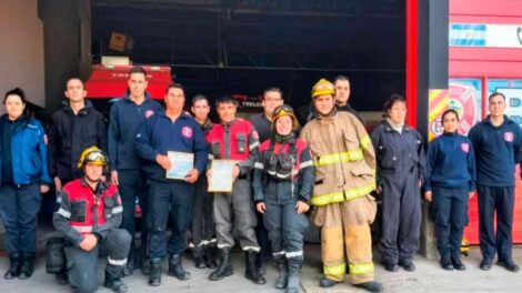 Bomberos reconocieron al sargento primero José Talma por su labor tras el terremoto en Colombia