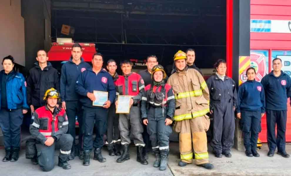 Bomberos reconocieron al sargento primero José Talma por su labor tras el terremoto en Colombia