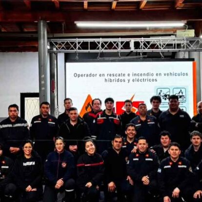 Bomberos de Villa La Angostura se capacitaron en incendios de vehículos híbridos y eléctricos