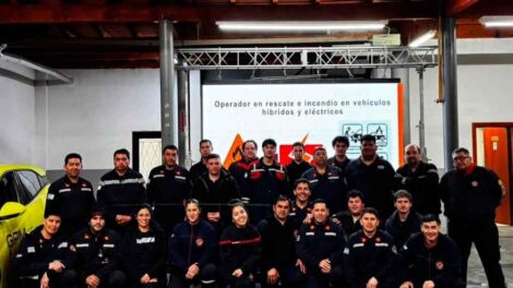 Bomberos de Villa La Angostura se capacitaron en incendios de vehículos híbridos y eléctricos