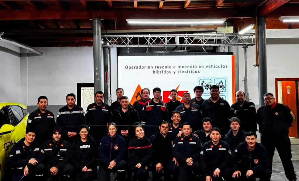 Bomberos de Villa La Angostura se capacitaron en incendios de vehículos híbridos y eléctricos
