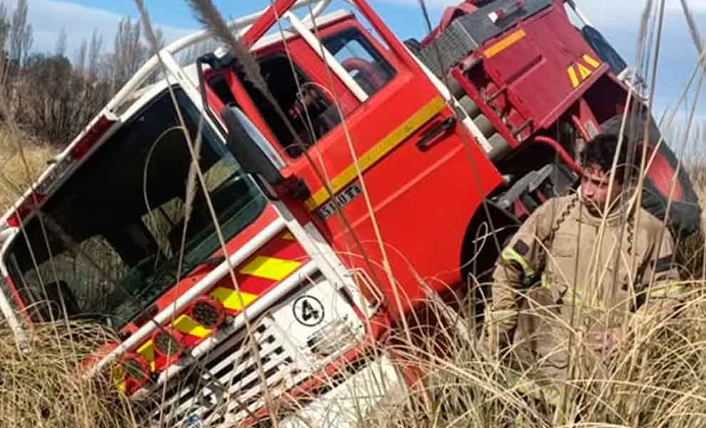 Un camión de Bomberos de Salto de las Rosas quedó encajado durante una intervención