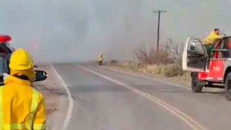 Agredieron a bomberos y brigadistas del SPLIF mientras combatían un incendio de pastizales en Chimpay