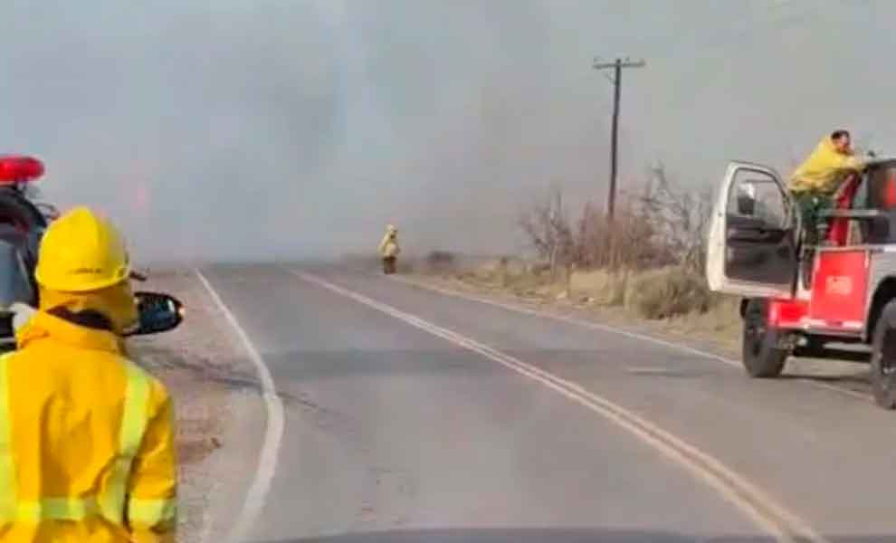 Agredieron a bomberos y brigadistas del SPLIF mientras combatían un incendio de pastizales en Chimpay