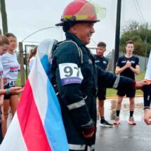 Un bombero voluntario de Gualeguaychú completó una carrera de 10 kilómetros con su equipo estructural