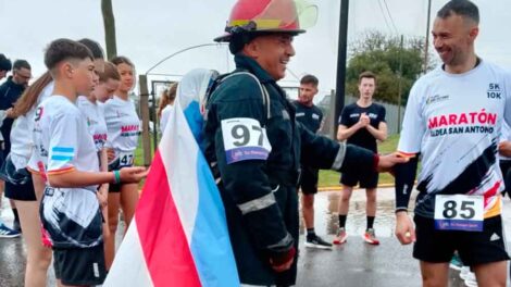 Un bombero voluntario de Gualeguaychú completó una carrera de 10 kilómetros con su equipo estructural