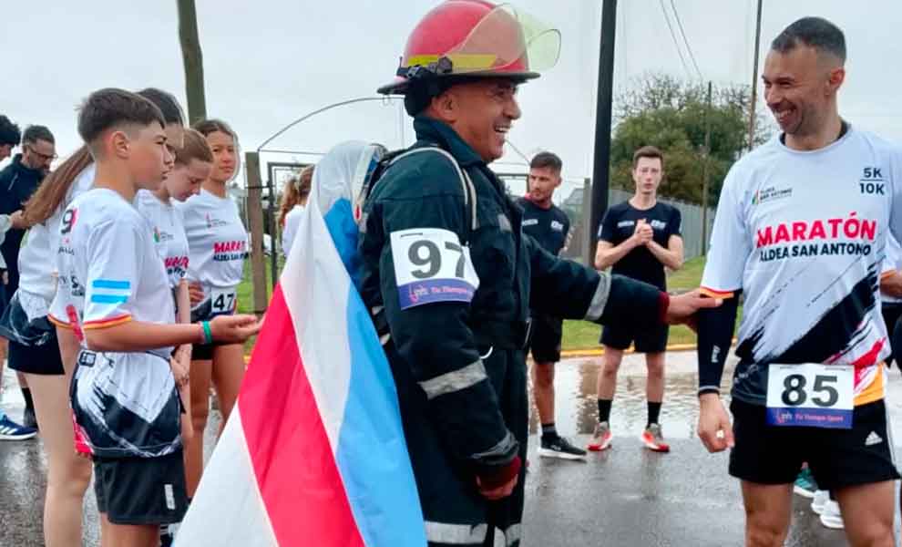 Un bombero voluntario de Gualeguaychú completó una carrera de 10 kilómetros con su equipo estructural