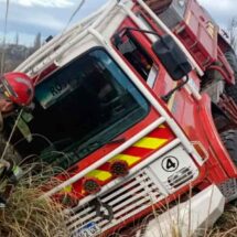 Un camión de Bomberos de Salto de las Rosas quedó encajado durante una intervención