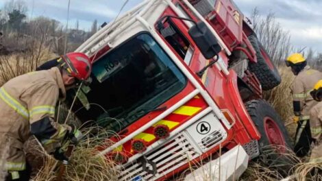 Un camión de Bomberos de Salto de las Rosas quedó encajado durante una intervención