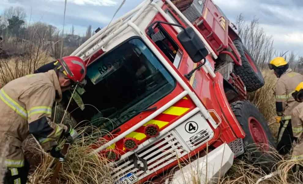 Un camión de Bomberos de Salto de las Rosas quedó encajado durante una intervención