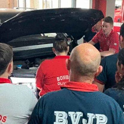 Bomberos Voluntarios de Monte Maíz se capacitaron en seguridad para vehículos eléctricos