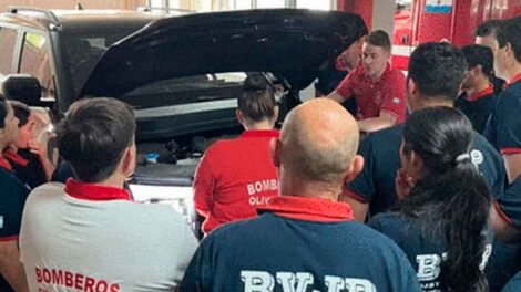 Bomberos Voluntarios de Monte Maíz se capacitaron en seguridad para vehículos eléctricos