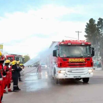 Bomberos Voluntarios de Rincón de los Sauces incorporaron una autobomba