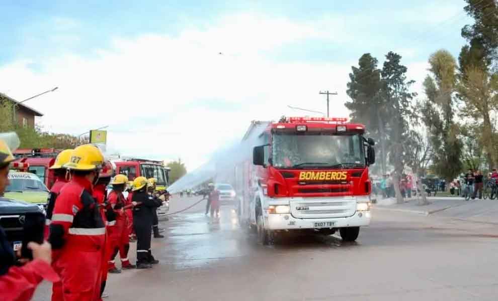 Bomberos Voluntarios de Rincón de los Sauces incorporaron una autobomba