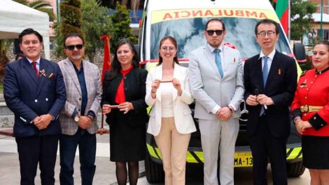 La Embajada de Japón entregó una ambulancia a Bomberos del cantón Cevallos
