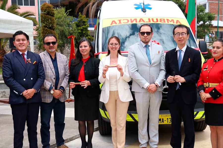 La Embajada de Japón entregó una ambulancia a Bomberos del cantón Cevallos