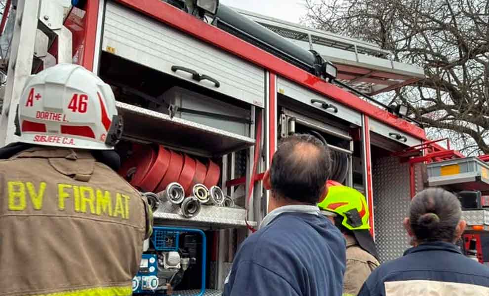 Los Bomberos Voluntarios de Firmat incorporaron una autobomba holandesa