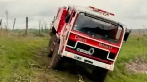 Bomberos Voluntarios de Mercedes dictaron una capacitación en conducción operacional 4x4