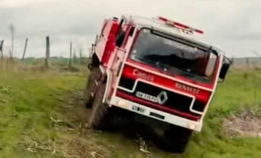 Bomberos Voluntarios de Mercedes dictaron una capacitación en conducción operacional 4x4