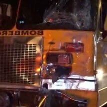 Dos bomberos lesionados tras una colisión entre una autobomba y un colectivo en Asunción