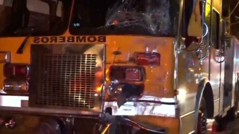 Dos bomberos lesionados tras una colisión entre una autobomba y un colectivo en Asunción