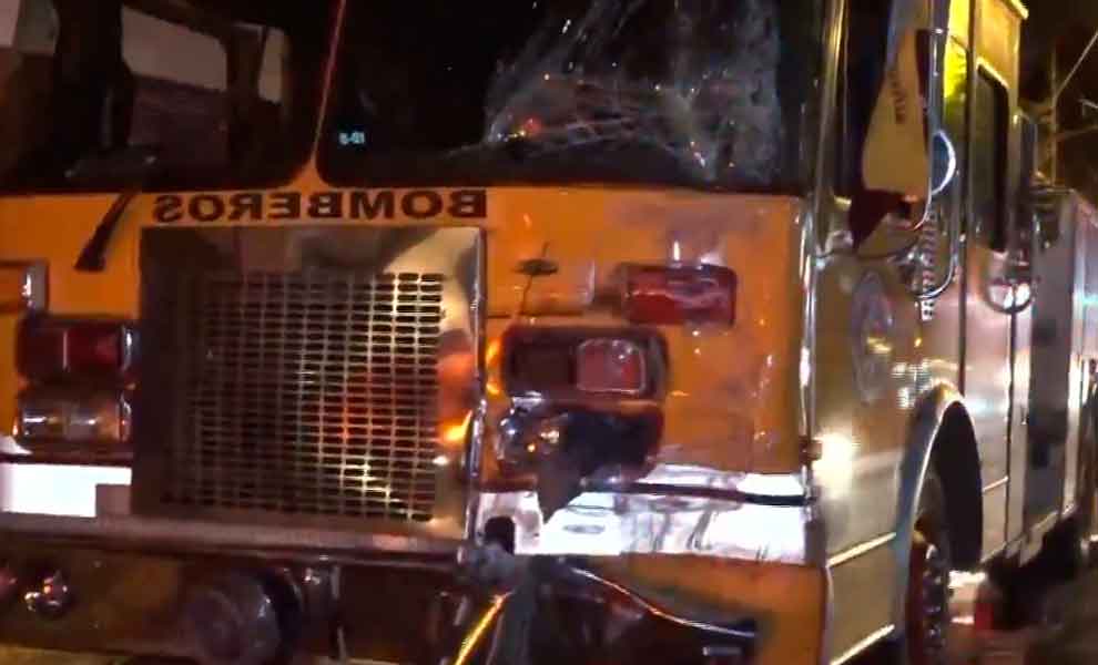 Dos bomberos lesionados tras una colisión entre una autobomba y un colectivo en Asunción