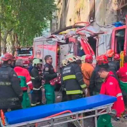 Un camión de bomberos chocó con un colectivo y un auto
